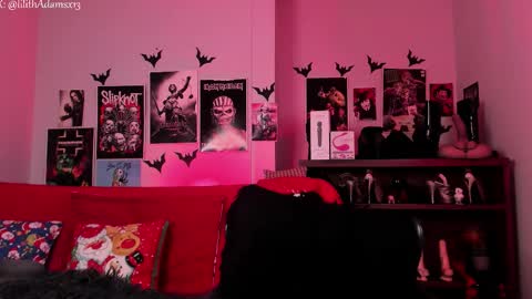 Snapshot of lilith_deveraux_ chatting on December 15, 2:32 pm MISTRESS LILITH online show from December 15, 2:32 pm