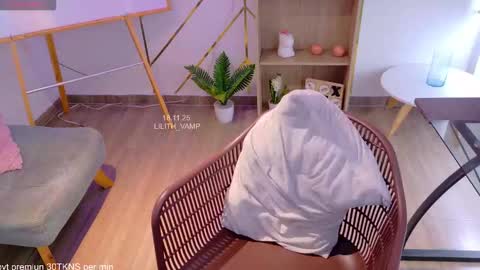 Snapshot of lilith_vamp chatting on November 20, 7:13 pm LILITH 200 LIKES Thursday Clown Costume M online show from November 20, 7:13 pm