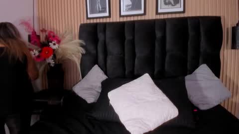 Snapshot of lilithbonnet chatting on December 5, 6:04 pm online show from December 5, 6:04 pm