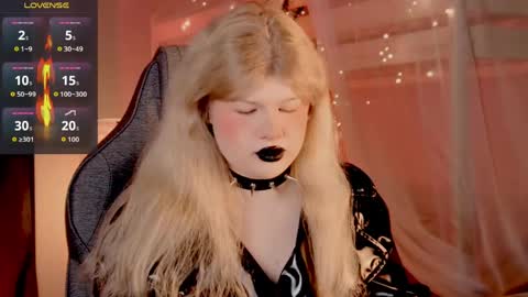 Snapshot of lilithnelson chatting on April 12, 1:32 am LilithNelson online show from April 12, 1:32 am