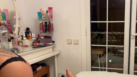 Snapshot of lilithvesper chatting on December 17, 5:30 pm Lilith Marco online show from December 17, 5:30 pm