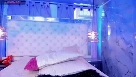lill_kims online show from June 10, 3:22 pm