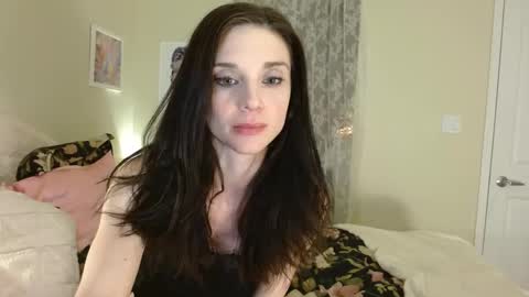 Snapshot of lillian_rose chatting on December 10, 4:24 am Lillian Rose online show from December 10, 4:24 am