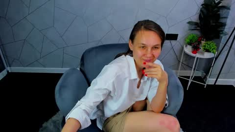 Snapshot of lillian_white1 chatting on December 19, 10:24 am lillian_white1 online show from December 19, 10:24 am