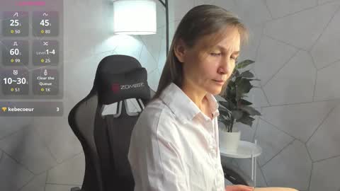 Snapshot of lillian_white1 chatting on September 14, 12:43 am lillian_white1 online show from September 14, 12:43 am