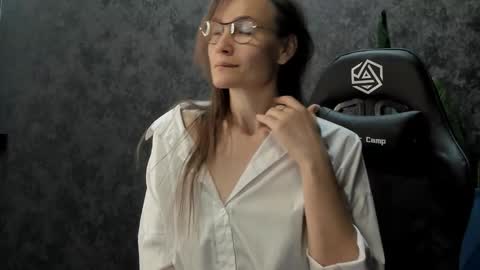 Snapshot of lillian_white1 chatting on October 5, 12:20 am lillian_white1 online show from October 5, 12:20 am