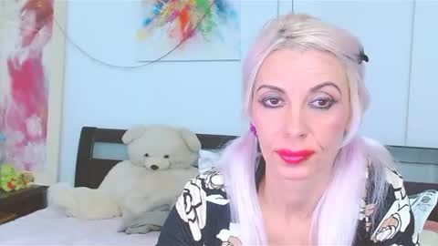 Lara online show from October 5, 8:40 pm