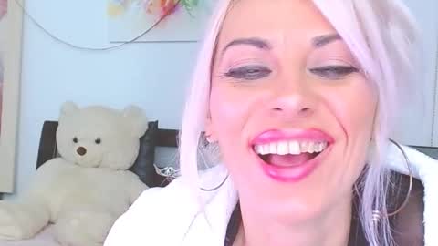 Lara online show from November 4, 8:30 pm