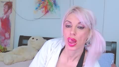 Lara online show from December 18, 6:47 pm