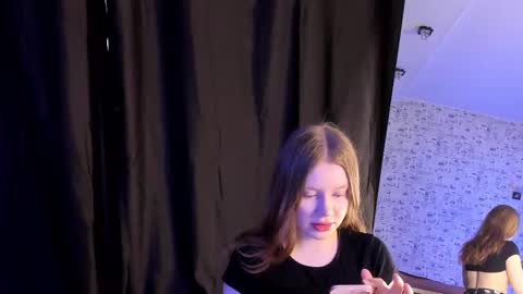 lillie_berry online show from October 4, 4:43 am