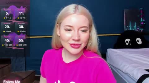 Snapshot of lillie_berry chatting on March 29, 4:34 am lillie_berry online show from March 29, 4:34 am