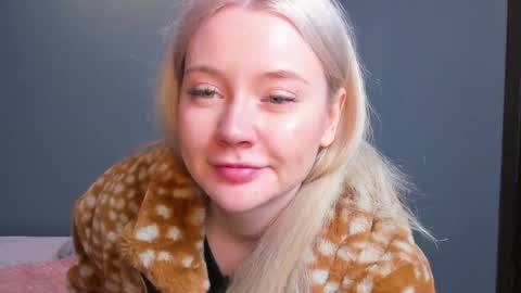 Snapshot of lillie_berry chatting on April 12, 4:28 am lillie_berry online show from April 12, 4:28 am
