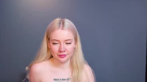 Snapshot of lillie_berry chatting on April 14, 5:35 am lillie_berry online show from April 14, 5:35 am