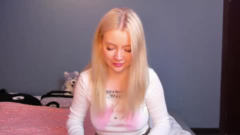 Snapshot of lillie_berry chatting on April 15, 4:41 am lillie_berry online show from April 15, 4:41 am
