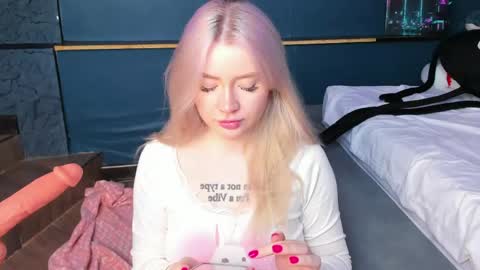 Snapshot of lillie_berry chatting on April 20, 4:48 am lillie_berry online show from April 20, 4:48 am