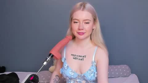 Snapshot of lillie_berry chatting on April 22, 4:59 am lillie_berry online show from April 22, 4:59 am