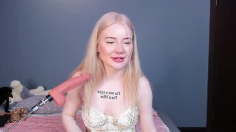 Snapshot of lillie_berry chatting on April 25, 4:48 am lillie_berry online show from April 25, 4:48 am
