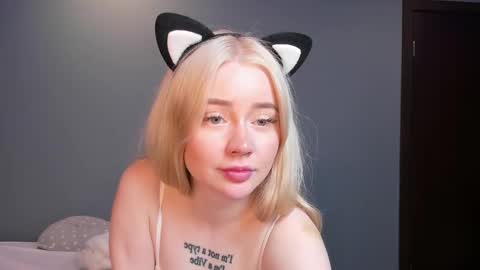 Snapshot of lillie_berry chatting on April 30, 5:14 am lillie_berry online show from April 30, 5:14 am