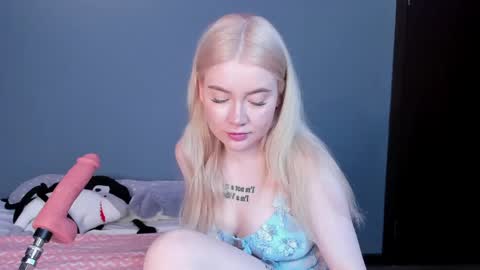 Snapshot of lillie_berry chatting on May 2, 5:01 am lillie_berry online show from May 2, 5:01 am