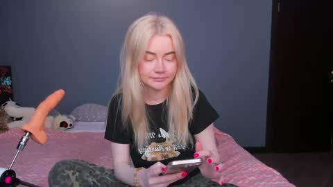 Snapshot of lillie_berry chatting on May 10, 5:34 am lillie_berry online show from May 10, 5:34 am