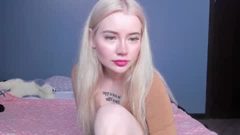 Snapshot of lillie_berry chatting on May 15, 4:52 am lillie_berry online show from May 15, 4:52 am