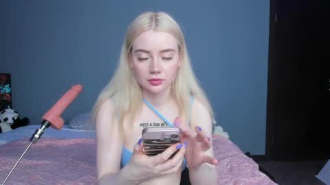 Snapshot of lillie_berry chatting on May 17, 4:43 am lillie_berry online show from May 17, 4:43 am