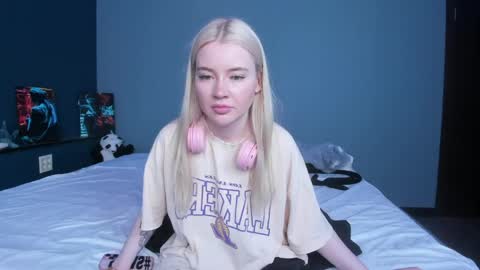 Snapshot of lillie_berry chatting on May 22, 4:41 am lillie_berry online show from May 22, 4:41 am