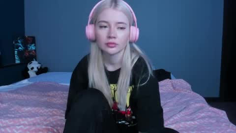 Snapshot of lillie_berry chatting on May 23, 4:39 am lillie_berry online show from May 23, 4:39 am