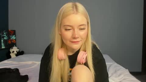 Snapshot of lillie_berry chatting on May 24, 4:28 am lillie_berry online show from May 24, 4:28 am