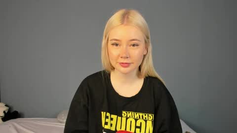 Snapshot of lillie_berry chatting on May 26, 4:30 am lillie_berry online show from May 26, 4:30 am