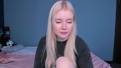 Snapshot of lillie_berry chatting on May 30, 4:53 am lillie_berry online show from May 30, 4:53 am