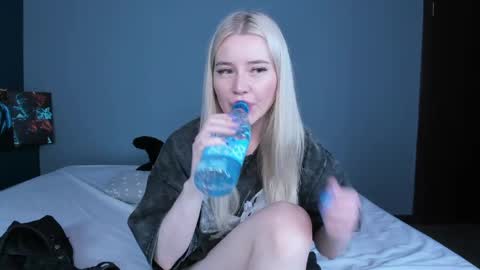 Snapshot of lillie_berry chatting on June 7, 4:27 am lillie_berry online show from June 7, 4:27 am