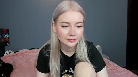 Snapshot of lillie_berry chatting on June 11, 4:32 am lillie_berry online show from June 11, 4:32 am