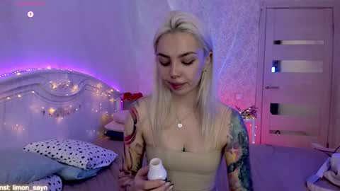 Snapshot of lillimooore chatting on October 5, 1:04 am LilliMoore online show from October 5, 1:04 am