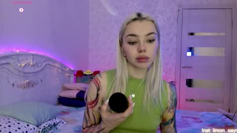 Snapshot of lillimooore chatting on October 17, 11:40 pm LilliMoore online show from October 17, 11:40 pm