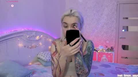 Snapshot of lillimooore chatting on November 9, 11:25 pm LilliMoore online show from November 9, 11:25 pm