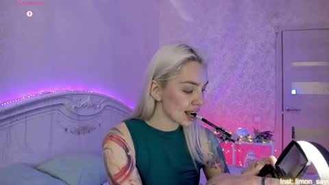 Snapshot of lillimooore chatting on November 13, 12:31 am LilliMoore online show from November 13, 12:31 am