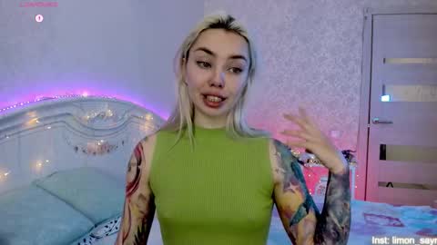 Snapshot of lillimooore chatting on December 2, 12:49 am LilliMoore online show from December 2, 12:49 am