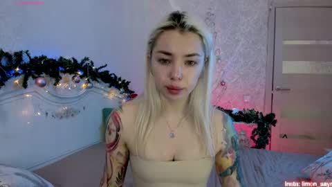 Snapshot of lillimooore chatting on December 15, 12:48 am LilliMoore online show from December 15, 12:48 am