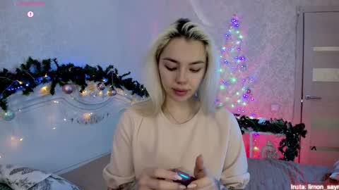 Snapshot of lillimooore chatting on December 15, 11:42 pm LilliMoore online show from December 15, 11:42 pm