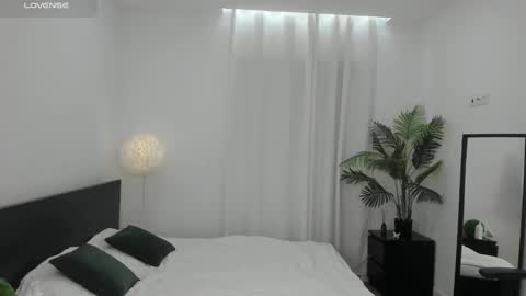 Snapshot of lilly_colins chatting on December 22, 6:26 pm Lilly Colins online show from December 22, 6:26 pm