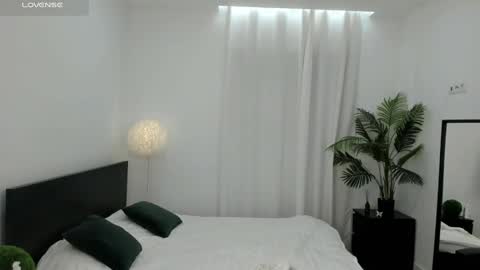 Snapshot of lilly_colins chatting on December 23, 9:29 pm Lilly Colins online show from December 23, 9:29 pm