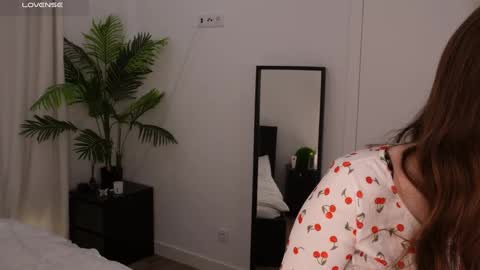 Snapshot of lilly_colins chatting on January 5, 1:58 pm Lilly Colins online show from January 5, 1:58 pm