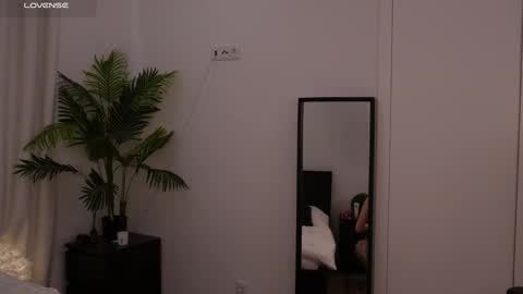 Snapshot of lilly_colins chatting on January 13, 2:42 pm Lilly Colins online show from January 13, 2:42 pm