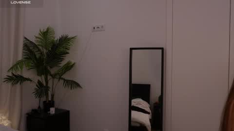 Snapshot of lilly_colins chatting on January 16, 9:19 pm Lilly Colins online show from January 16, 9:19 pm