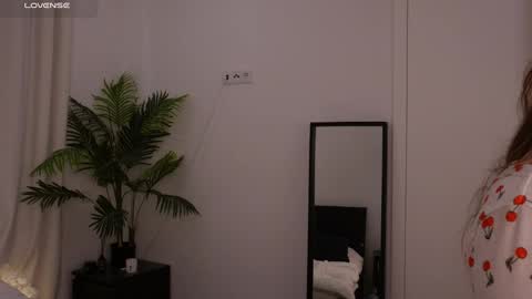 Snapshot of lilly_colins chatting on January 18, 2:55 pm Lilly Colins online show from January 18, 2:55 pm