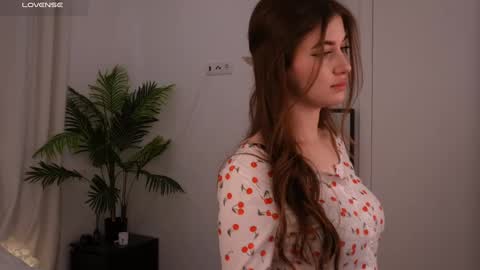 Snapshot of lilly_colins chatting on January 18, 5:59 pm Lilly Colins online show from January 18, 5:59 pm