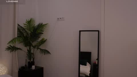 Snapshot of lilly_colins chatting on January 19, 9:34 pm Lilly Colins online show from January 19, 9:34 pm