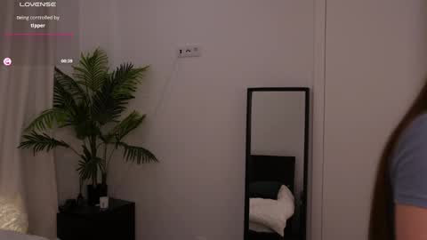 Snapshot of lilly_colins chatting on January 20, 5:59 pm Lilly Colins online show from January 20, 5:59 pm