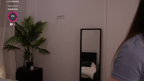 Snapshot of lilly_colins chatting on January 20, 9:01 pm Lilly Colins online show from January 20, 9:01 pm